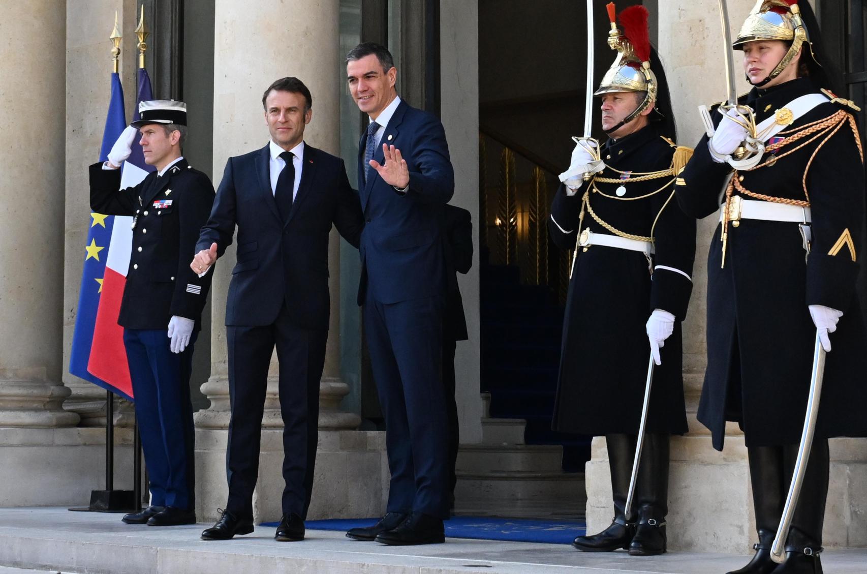 Otra imagen de la llegada de Sánchez al Elíseo y el recibimiento de Macron.