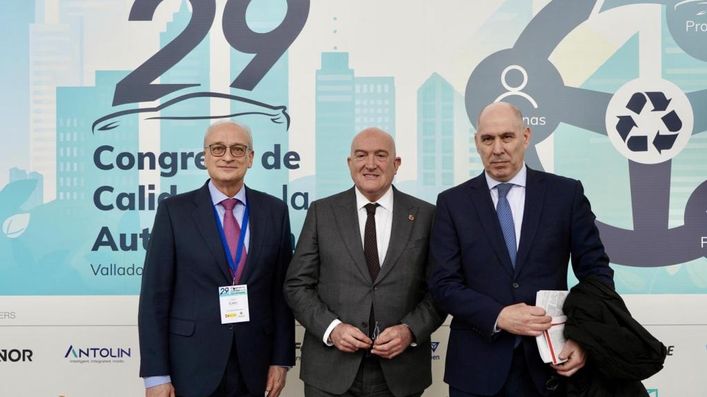 Inauguración del 29º Congreso de Calidad en la Automoción, en la que participan el director general de la Asociación Española para la Calidad, Avelino Brito; el viceconsejero de Economía y Competitividad, Carlos Martín Tobalina, y el alcalde de Valladolid, Jesús Julio Carnero
