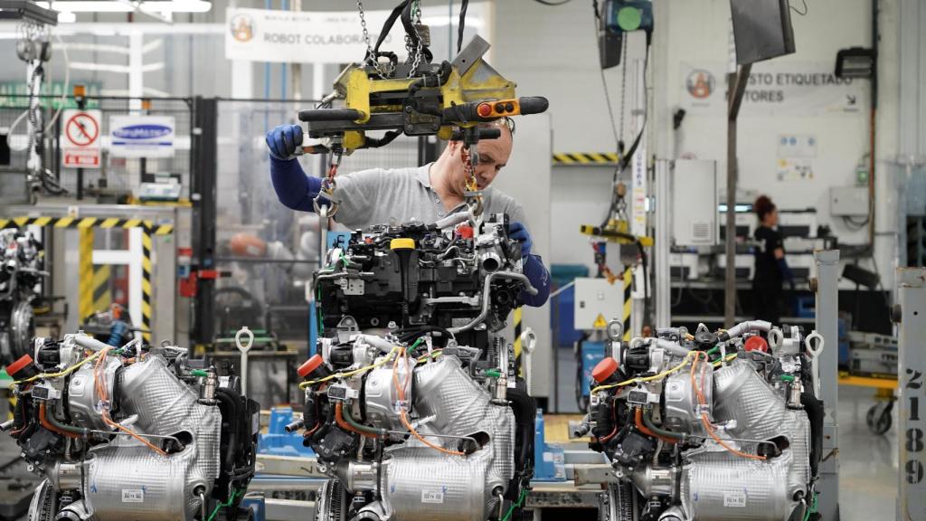 Un trabajador de la planta de motores de Horse en Valladolid