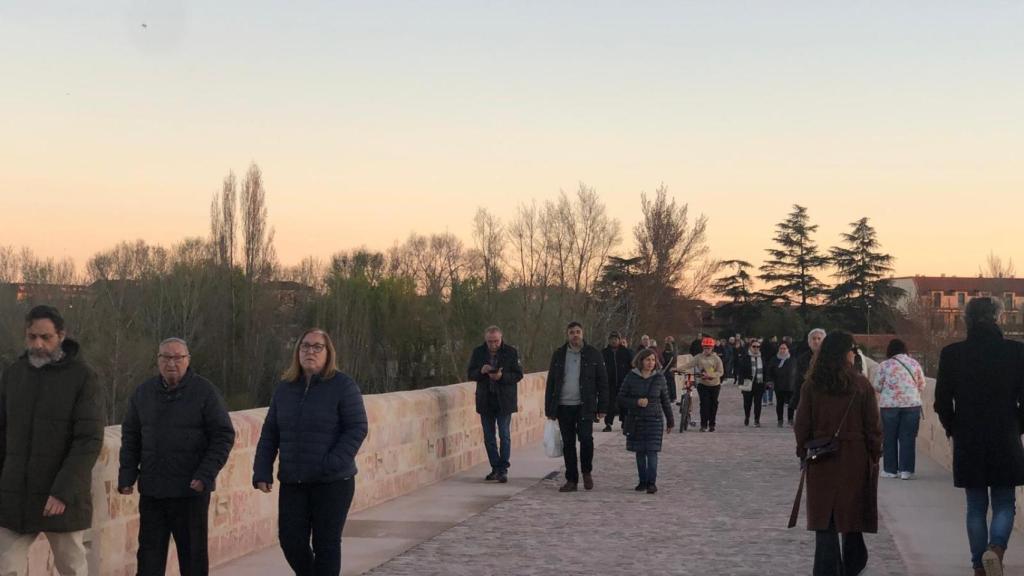 Gente paseando por el Puente de Piedra