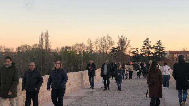 Gente paseando por el Puente de Piedra
