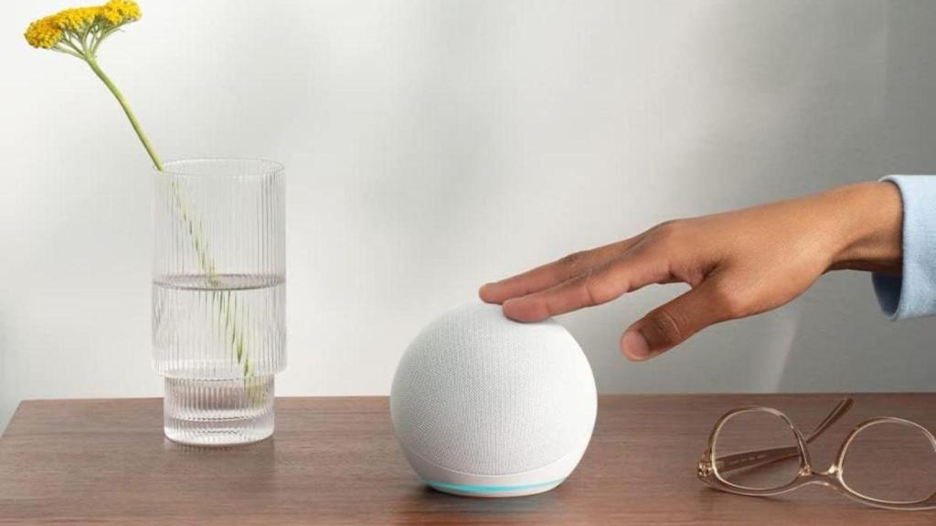 Si todavía no tienes un altavoz inteligente en casa, consigue el famoso Echo Dot rebajadísimo en Amazon