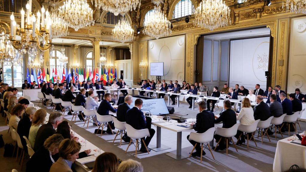 Los líderes de la coalición de los voluntarios reunidos en el Palacio del Elíseo.