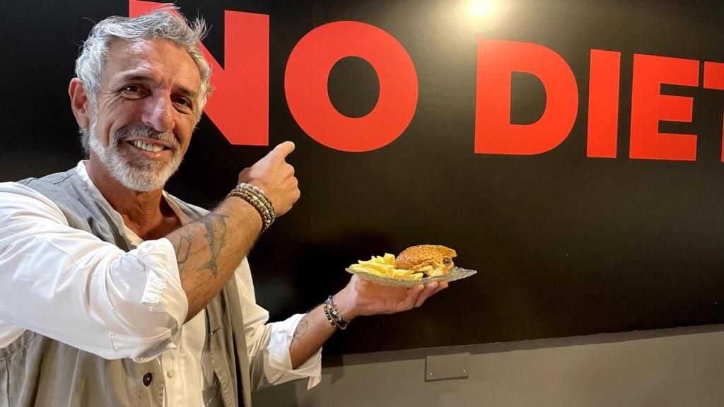 Pepe Solla posa junto con su hamburguesa efímera