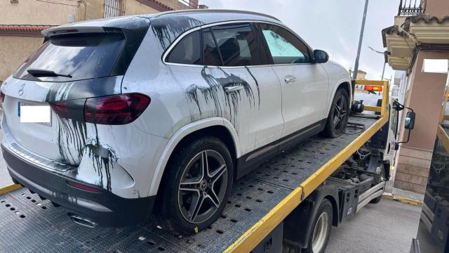 Imagen adjuntada a la denuncia de la juez, que muestra los daños sufridos por el vehículo.