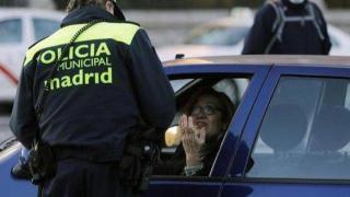 Un policía municipal de Madrid multa a una conductora.