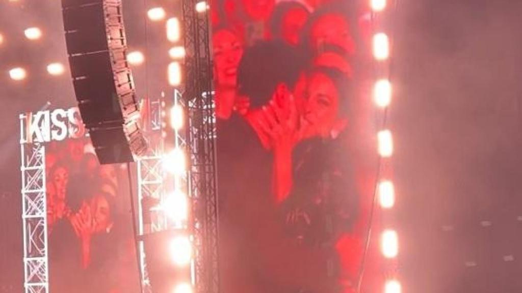 Paula Echevarría y Miguel Torres besándose al ser enfocados por la 'Kiss Cam' en el concierto de Carlos Rivera en el Movistar Arena
