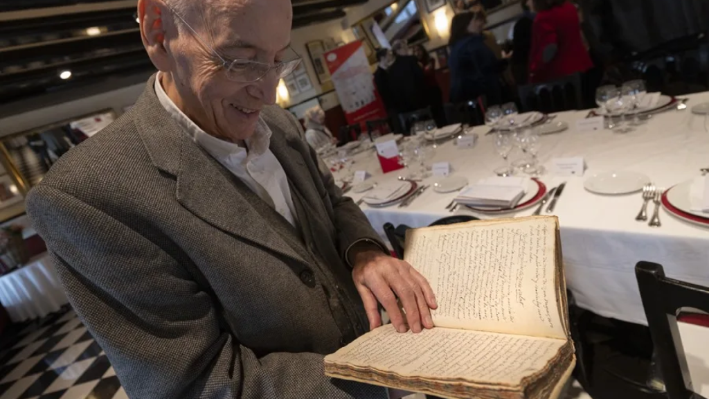 El presidente de 7 Portes y director de la colección Recetarios Históricos de Cocina Catalana , Francesc Solé Parellada, con el manuscrito 'Receptari Caules' del siglo XVIII.