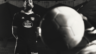 Borja Iglesias luciendo la nueva equipación especial del Celta por la Reconquista