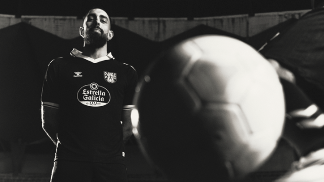 Borja Iglesias luciendo la nueva equipación especial del Celta por la Reconquista