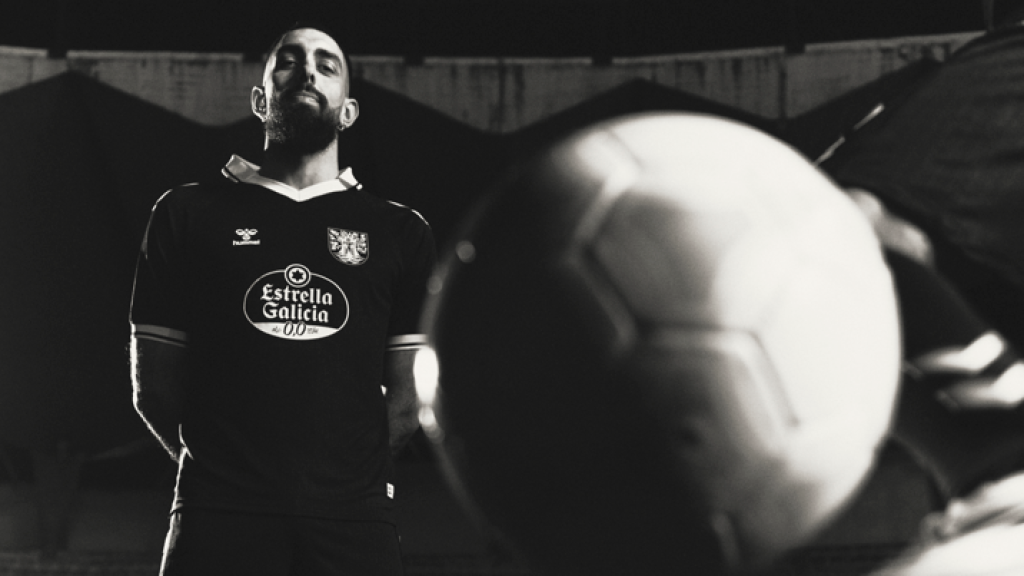 Borja Iglesias luciendo la nueva equipación especial del Celta por la Reconquista