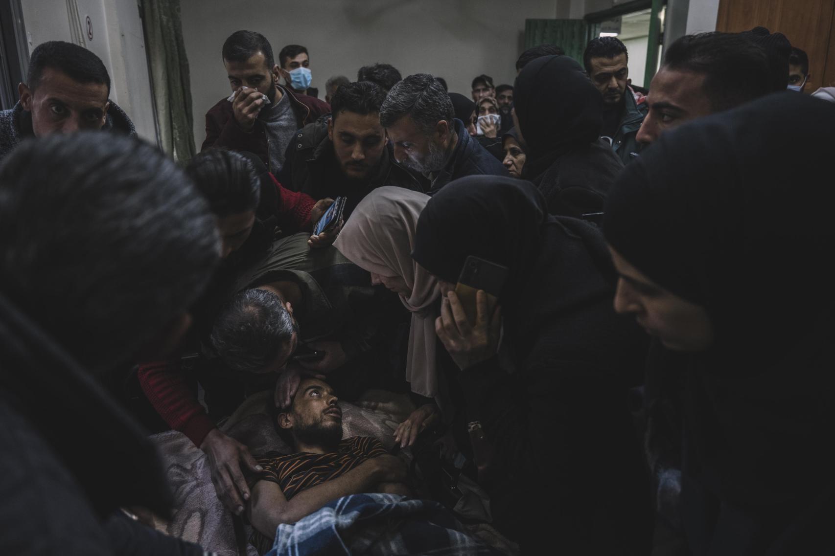 Familiares de personas desaparecidas durante años se agolpan alrededor de un hombre trasladado de la prisión de Sednaya al hospital Ibn Al-Nafees. Están desesperados por noticias, aunque él apenas puede hablar. Damasco, Siria, 12 de diciembre de 2024. Foto: Samuel Nacar para la revista '5W'. Premio World Press Photo en la categoría Reportajes en Asia.