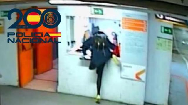 Uno de los ladrones entrando a la cabina del parking