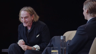 El diseñador John Galliano imparte una charla de lujo en la sede de Inditex de Arteixo (A Coruña)