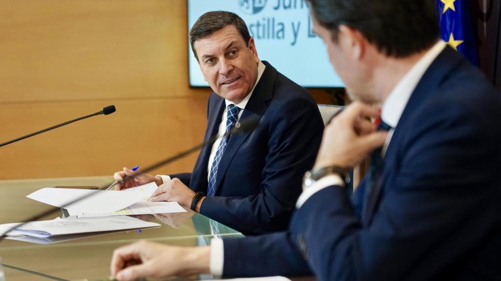 El consejero de Economía y Hacienda y portavoz, Carlos Fernández Carriedo, comparece en la rueda de prensa posterior al Consejo de Gobierno.