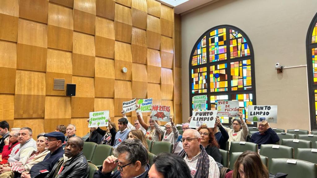 Vecinos de La Almozara, en el pleno de Zaragoza.