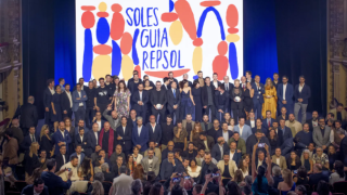 Todos los chefs premiados en la gala de los Soles de la Guía Repsol 2025.