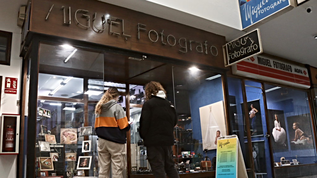 El local de 'Miguel Fotógrafo' en las galerías de O Calvario, Vigo