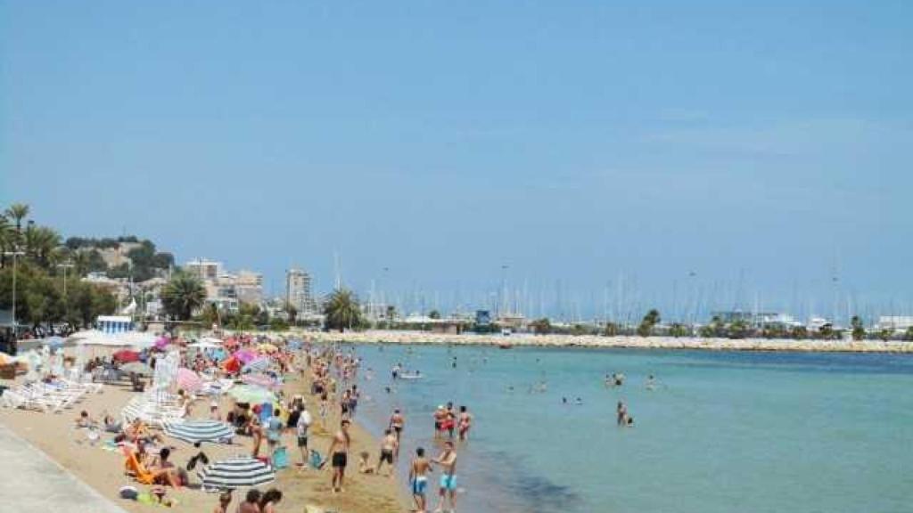 Playa de Marineta Casiana, en el centro urbano de Dénia, con la regeneración paralizada por el Ministerio.