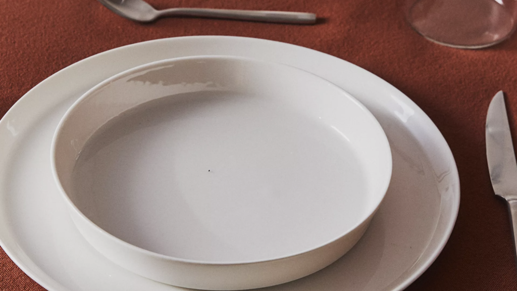 Vajilla de porcelana lisa.