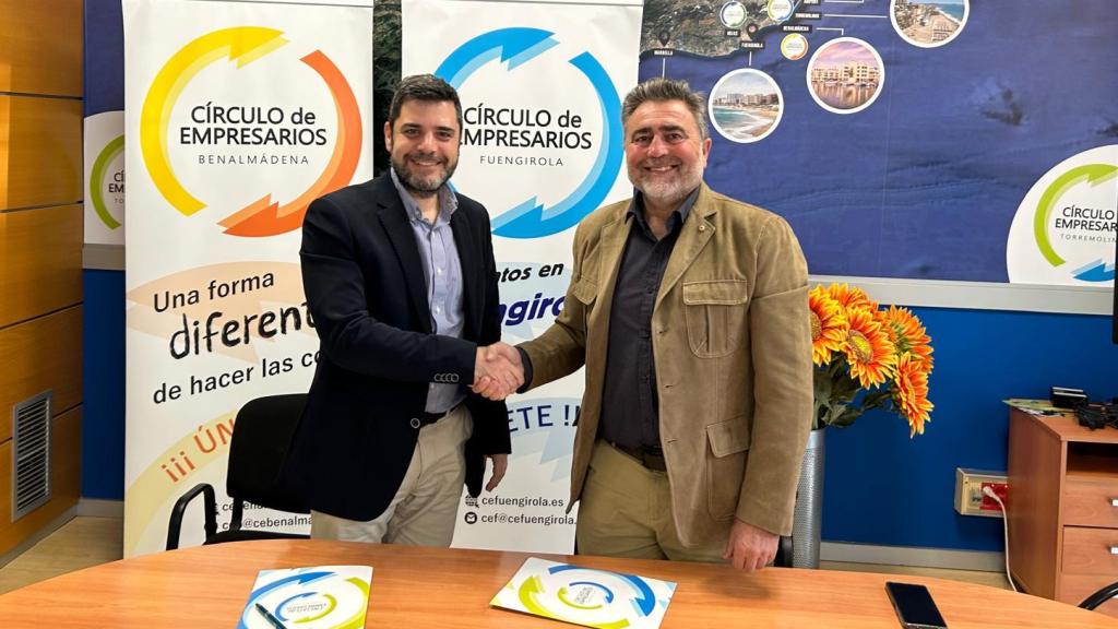 Angel Recio, delegado de EL ESPAÑOL de Málaga, y Adolfo Trigueros, presidente del Círculo de Empresarios de la Costa del Sol, tras la firma del acuerdo.