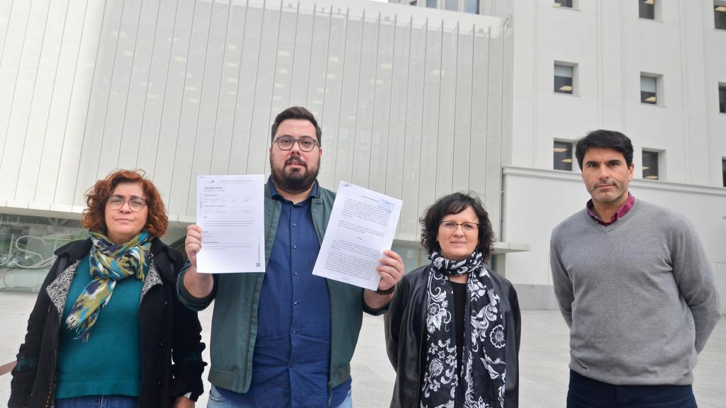 El BNG de Vigo frente a los Juzgados de Vigo tras presentar la denuncia sobre el caso Guns N'Roses