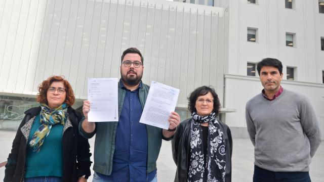 El BNG de Vigo frente a los Juzgados de Vigo tras presentar la denuncia sobre el caso Guns N'Roses