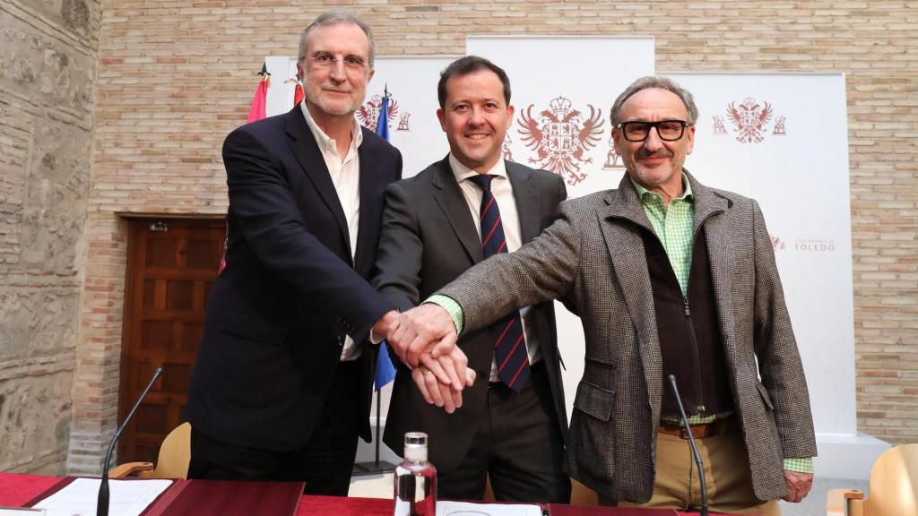 El alcalde, Carlos Velázquez, junto al concejal de Planeamiento Urbanístico, Florentino Delegado, y el arquitecto encargado del proyecto,José María Ezquiaga