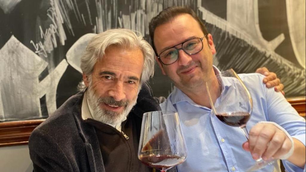 El hostelero Carlos Méndez posa con el actor Imanol Arias en el restaurante La Tropical.