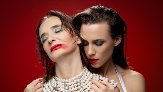 Ana Torrent y Aura Garrido son Petra Von Kant y Karin en la obra de Fassbinder. Foto: Javier Naval