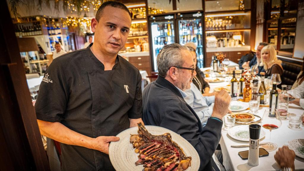 El cocinero Mohamed-El Hamdy muestra una de las chuletas que cocina en el restaurante La Tropical.