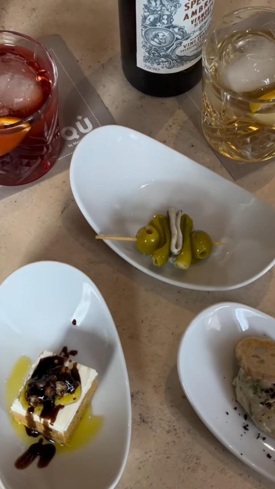 Gildas y aperitivos en el hall del JW Marriott.