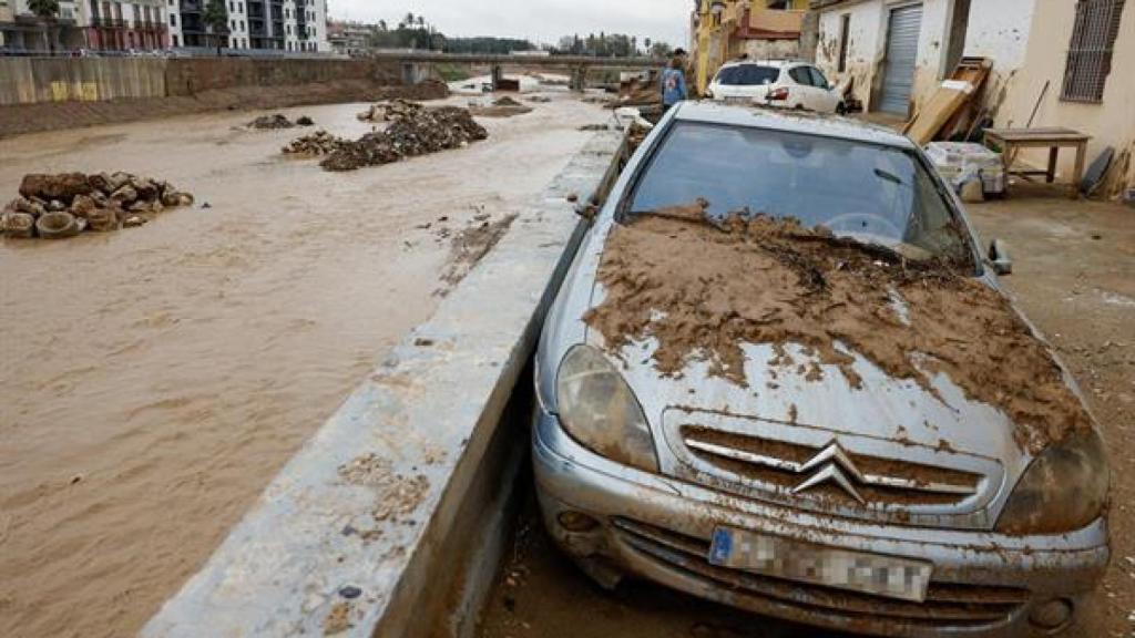 Vehículos cubiertos de barro e inmuebles destrozados junto al barranco del poyo en Paiporta (Valencia). Efe / Kai Forsterling