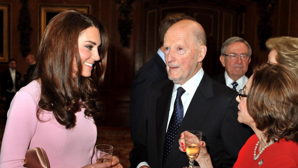Simeón de Bulgaria, con su mujer, Margarita Gómez-Acebo, en un encuentro con Kate Middleton en el Castillo de Windsor.