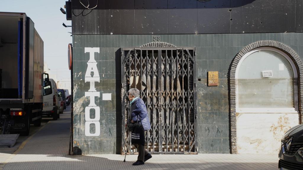 Una anciana pasea por las calles de Sedaví cuatro meses después de la dana, imagen de archivo. Raquel Granell