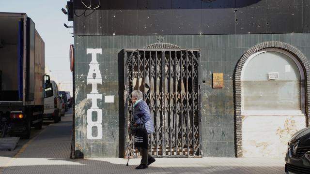 Una anciana pasea por las calles de Sedaví cuatro meses después de la dana, imagen de archivo. Raquel Granell