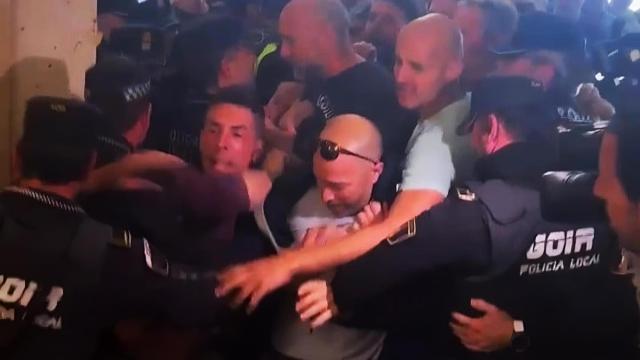 Uno de los momentos del violento intento de asalto al salón de pleno del Ayuntamiento este jueves.