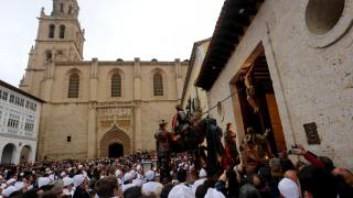Salida de la talla del 'Longinos' en la localidad vallisoletana de Medina de Rioseco