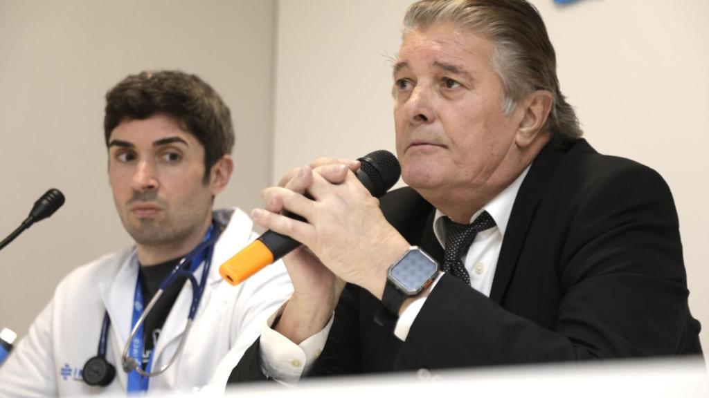 El cantante Francisco junto al equipo médico del IMED Hospital en Valencia.