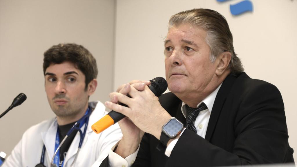 El cantante Francisco con el equipo médico del Hospital IMED de Valencia.