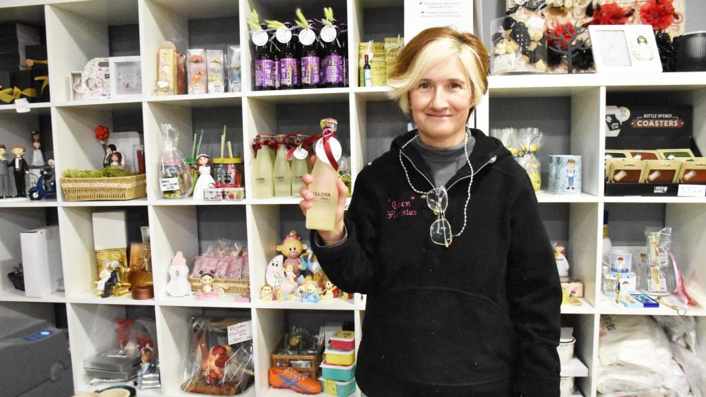 Encarna con alguno de sus regalos para bodas