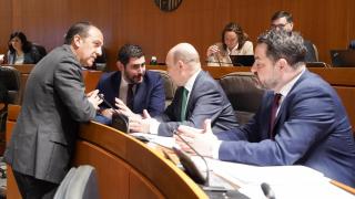 José Luis Bancalero, junto a los diputados de Vox al inicio del Pleno