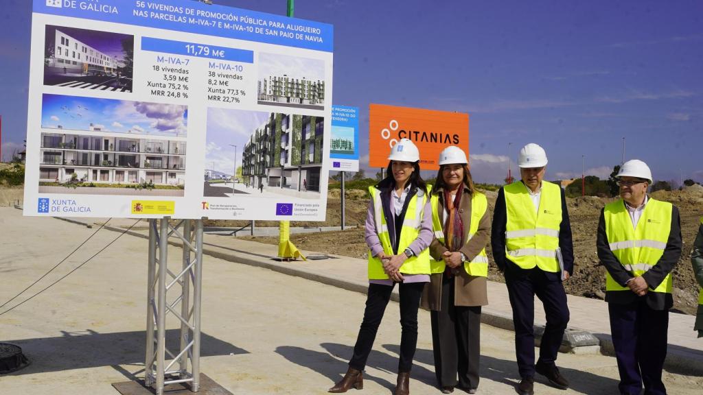 La conselleira de Vivenda y Planificación de Infraestruturas, María M. Allegue, frente a las obras en Navia