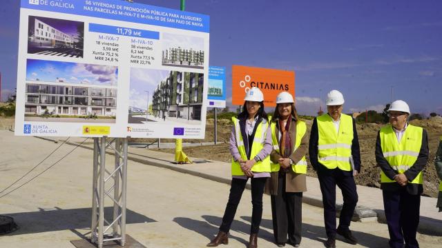 La conselleira de Vivenda y Planificación de Infraestruturas, María M. Allegue, frente a las obras en Navia