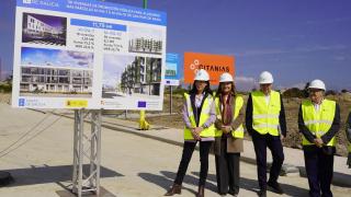 La conselleira de Vivenda y Planificación de Infraestruturas, María M. Allegue, frente a las obras en Navia