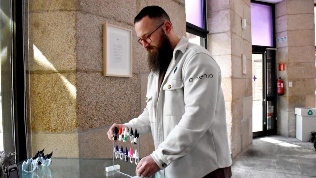 Kevin de Oxenio coloca las figuras de los Sonny Angels de la Semana Santa de Zamora en su tienda