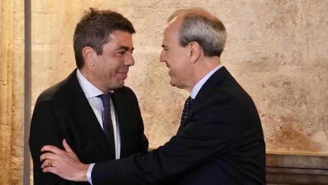 Fernando Móner y Carlos Mazón durante la toma de posesión del cargo. Eduardo Manzana / Europa Press