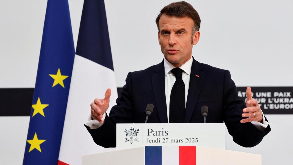 El presidente de Francia, Emmanuel Macron, habla durante una conferencia de prensa tras una cumbre de coalición de los dispuestos en el Palacio del Elíseo, en París , el 27 de marzo de 2025.