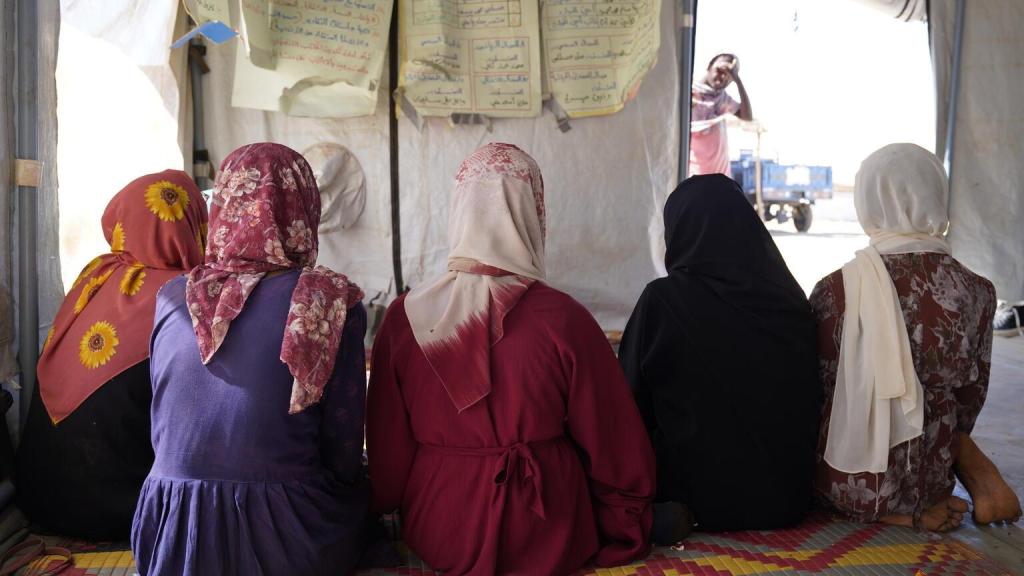 El 3 de diciembre de 2024, unas adolescentes asisten a una sesión en un espacio adaptado para la infancia (CFS) de UNICEF en el estado de Kassala, Sudán.