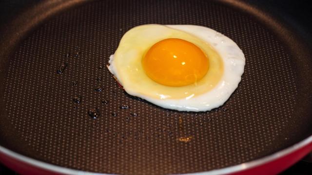 Un huevo friéndose en una sartén.